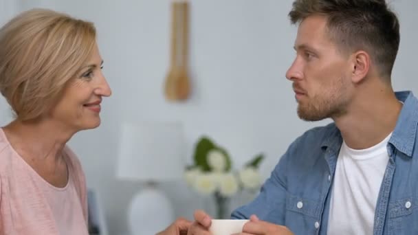 Liebevolle Mutter, die sich um ihren erwachsenen Sohn kümmert, der sie besucht, vermisste ihn — Stockvideo