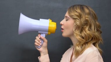 Çekici genç kadın hoparlör, kazançlı anlaşma promo duyuru yapma