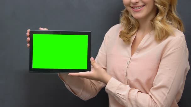 Дама демонструє планшет із зеленим екраном на камеру, мобільні послуги, додатки — стокове відео