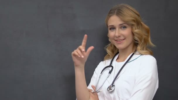 Lady terapeuta señalando con el dedo a la pizarra, visita al médico, conciencia sanitaria — Vídeos de Stock