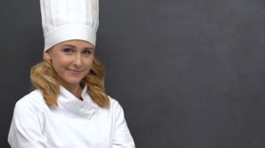 Kadın aşçı işaret parmağı, restorana davet, özel tavsiye, reklam