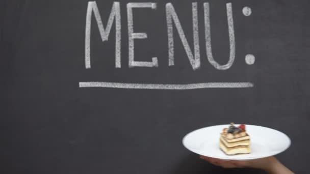 Menu geschreven op Blackboard, hand demonstreren smakelijke taart op plaat, bakkerij — Stockvideo