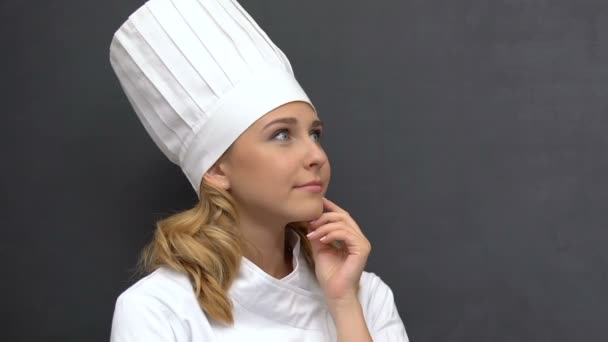 Жінка готує думки про новий рецепт, вигадуючи нову спеціальність, високу кухню — стокове відео