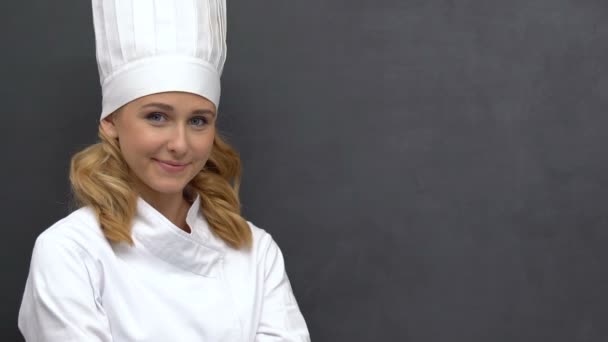 Жінка готує вказуючи пальцем, запрошуючи в ресторан, рекомендує спеціальність, оголошення — стокове відео