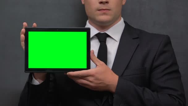 Σοβαρός άνθρωπος σε φόρμα που δείχνει πράσινη οθόνη καρτέλα, τραπεζικά εργαλεία, εφαρμογή διαχείρισης χρόνου — Αρχείο Βίντεο