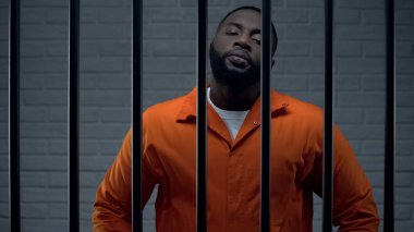 Kamera, tehlikeli suç doğrudan görünümlü hücrede impudent siyah mahkum