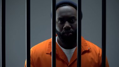 Kötü mahkûm, suç işlediği için pişmanlık duyuyor.