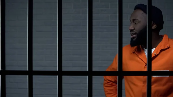 Aggressive afro-american prisoner in camera, serving life sentence, dangerous — Stock Photo, Image