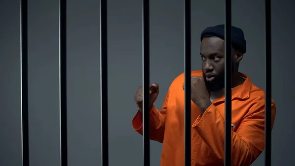 African-american male prisoner preparing to box in cell with inmate, quarrel — Stock Photo, Image