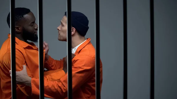 Kaukasischer Häftling kämpft mit schwarzem Häftling, Diskriminierung, Überbelegung des Gefängnisses — Stockfoto