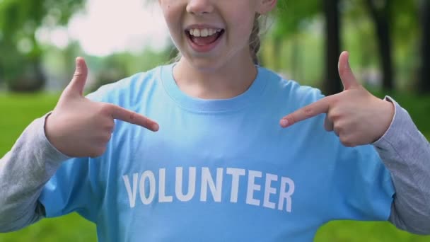 Menina apontando dedos na t-shirt impressão voluntária, proteção da natureza, eco — Vídeo de Stock