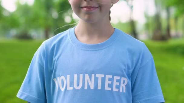 Niño feliz voluntario mostrando gesto de pulgar hacia arriba en el parque, pequeño eco-activista — Vídeo de stock