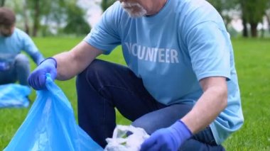 Plastik şişe ler toplayan emekli gönüllü, doğa koruma, eko-aktivizm