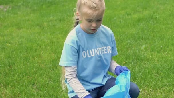 Verantwoordelijk Kid vrijwilliger verzamelen afval in Park, milieuactivisme — Stockvideo