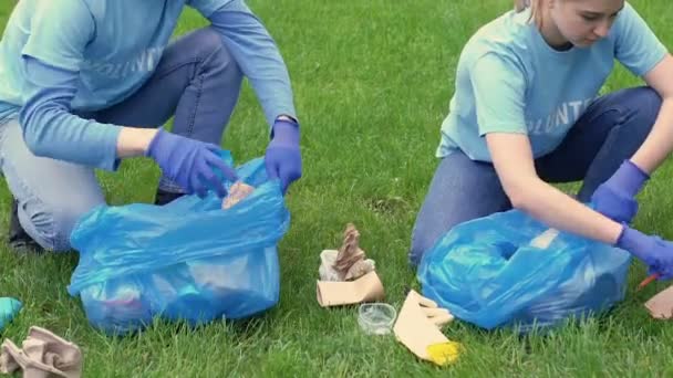 Rodina dobrovolníků, kteří sbíráme odpadky v parku, a to s vysokým pěti, ekoprojektem — Stock video