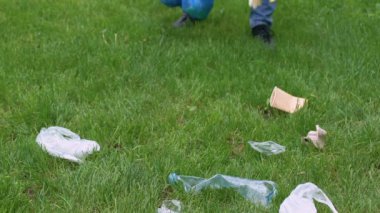 Adam gönüllü park çevre kirliliği ekoloji sorunu çöp toplama