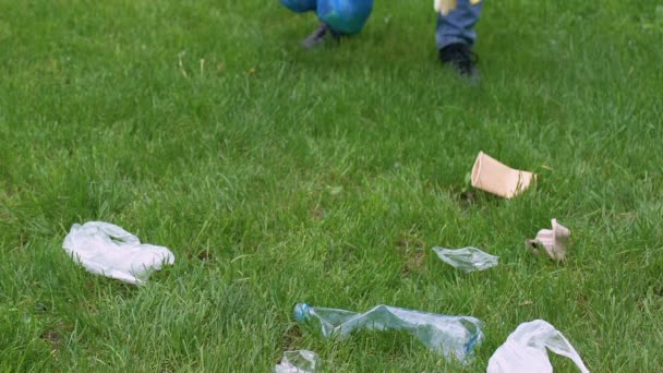 Homme bénévole collecte des ordures dans le parc pollution de l'environnement problème écologique — Video