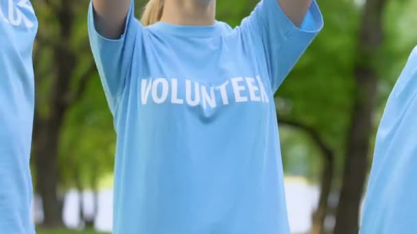 Team van vrijwilligers die palmen samenstellen en knuffelen, milieubescherming — Stockvideo