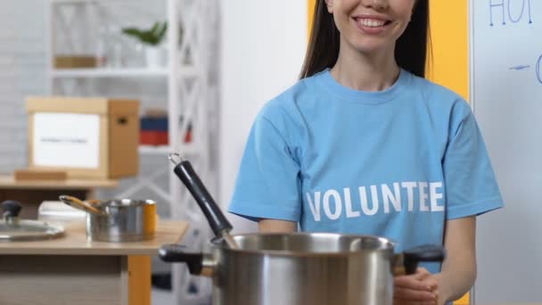 Friendly lady volunteer preparing food for homeless people, aid and charity — Stock Video