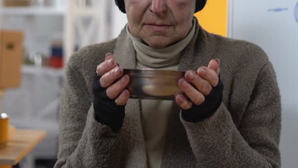 Бедная несчастная бездомная женщина показывает перед камерой пустую тарелку, отсутствие финансирования — стоковое видео