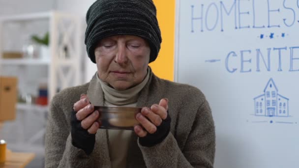 カメラに空のプレートを示す空腹のホームレスの女性、貧困 — ストック動画