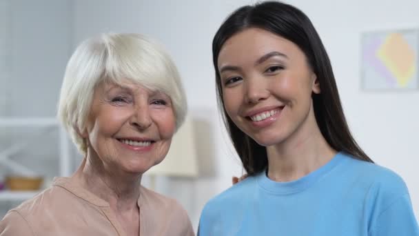 Glückliche junge und ältere Damen, die in die Kamera blicken und lächeln, Familiengenerationen — Stockvideo