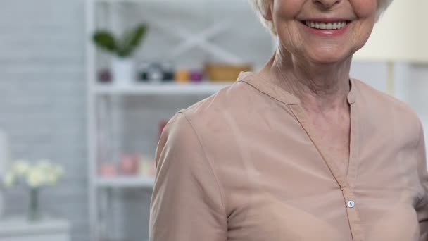 Leeftijd lachende vrouw tonen Thumbs-ups naar camera, tevreden met ziektekostenverzekering — Stockvideo