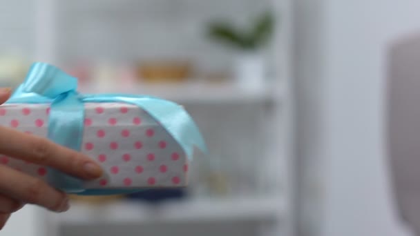 Nieta dando regalo en caja a la abuela, celebrando cumpleaños juntos — Vídeo de stock