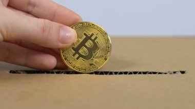 Karton kutuya bitcoin atmak, hayır kurumuna sanal para bağışlamak, yardım etmek