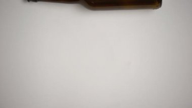 Tesis üzerinde atık tasnus hattı üzerinde yatan cam şişeler, ikincil yeniden kullanılabilir malzeme