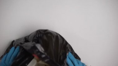 Gönüllü eller eldiven plastik torbadan kağıt bardak alarak, atık sıralama