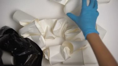 Kağıt bardak toplayan eldiveneller, tek kullanımlık sofra takımları aşırı tüketimi