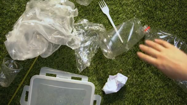 Рука бросать пластиковые чашки рядом с другим мусором, безответственное поведение, загрязнение — стоковое видео