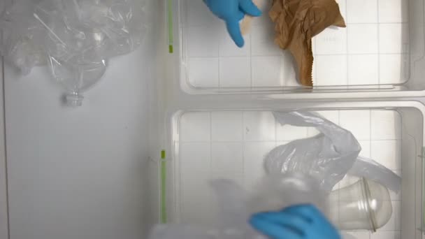 Mitarbeiter einer Müllsortieranlage teilen Papier, Glas und Plastikmüll online — Stockvideo