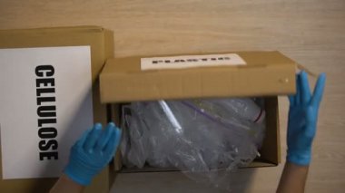 Plastik ve selüloz tek kullanımlık işçi kutuları veren kişi, atık tasnisi