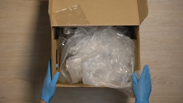 Dobrovolnická stanice v rukavicích s přijímáním plastového odpadu v krabici, opakované použití — Stock video