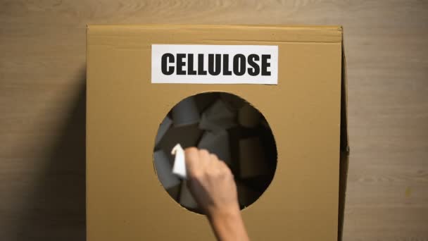 Palavra de celulose escrita na caixa para copos de papel, coleta de resíduos para descarte seguro — Vídeo de Stock