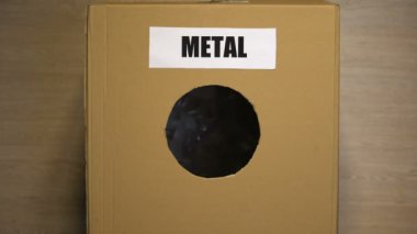 Metal kelime karton kutu üzerine yazılmış, kadın yeniden kullanmak için alüminyum kutu atma