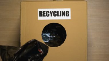 Kutuüzerine yazılmış geri dönüşüm, kadın el içine plastik şişe koyarak, kullanmak