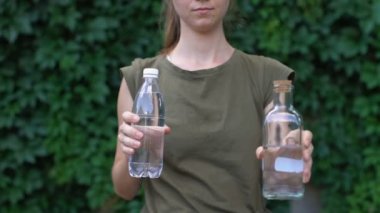 Sorumlu bayan plastik yerine yeniden kullanılabilir cam şişe seçimi, gezegeni kurtarmak
