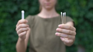 Plastik yerine ahşap pamuklu bez seçen kadın, çevre dostu malzeme