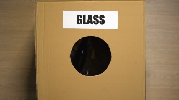 廃棄物を処分するための箱に書かれたガラス、中にゴミを投げ込む人々、リサイクル — ストック動画