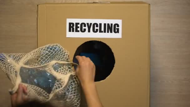 Osoby, které vyhazuje plastový odpad do krabice pro recyklovatelné materiály, s využitím koše — Stock video