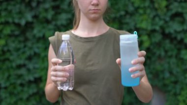 Kadın yerine sıradan, sorumluluk yeniden kullanılabilir plastik şişe seçimi