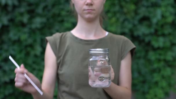 Frau trinkt Wasser aus Glasbecher, wählt wiederverwendbare sichere Materialien, Ökologie — Stockvideo