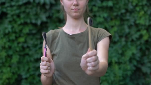 Señora elegir cepillo de dientes de madera, prefiriendo materiales naturales, respetuoso del medio ambiente — Vídeos de Stock