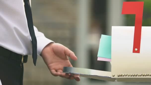 Homem de terno recebendo envelopes de caixa postal, entrega de correspondência, notícias — Vídeo de Stock