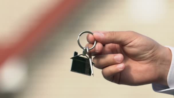 부동산 중개인, 고객 구매 아파트, 거래에서 집 열쇠를 복용 남성 손 — 비디오