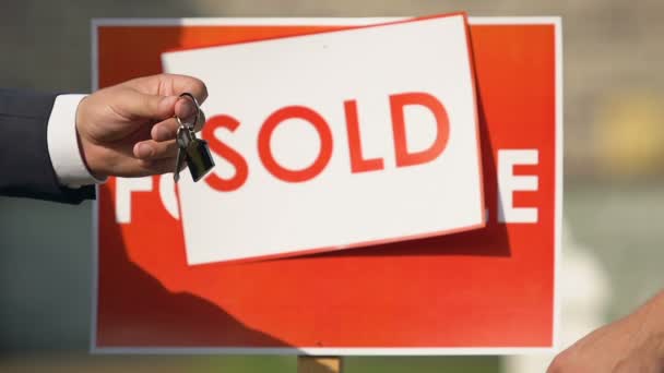 Immobilienmakler übergibt Hausschlüssel und schüttelt Hände, Zustimmung zum Kaufvertrag — Stockvideo