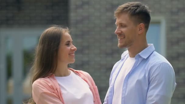 Pasangan muda yang penuh kasih tersenyum di depan kamera, hubungan yang lembut, keluarga muda — Stok Video